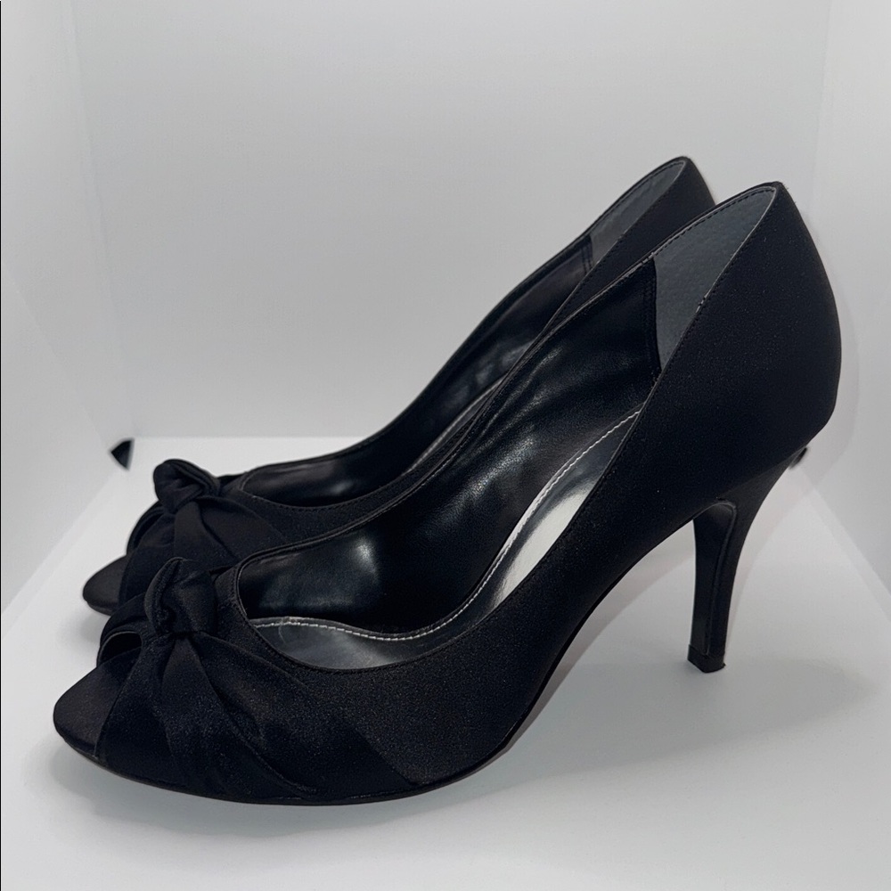 Monet Peep Toe Black Satin Pumps Heel w Knot Detail Women’s 8 - Picture 3 of 12
